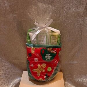 Mary Kay Satin Hands Set - Vibrant Red and Green